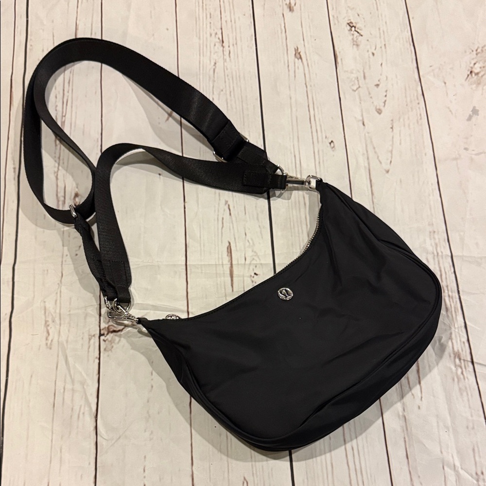 Lululemon City Essentials black shoulder/crossbody 3L